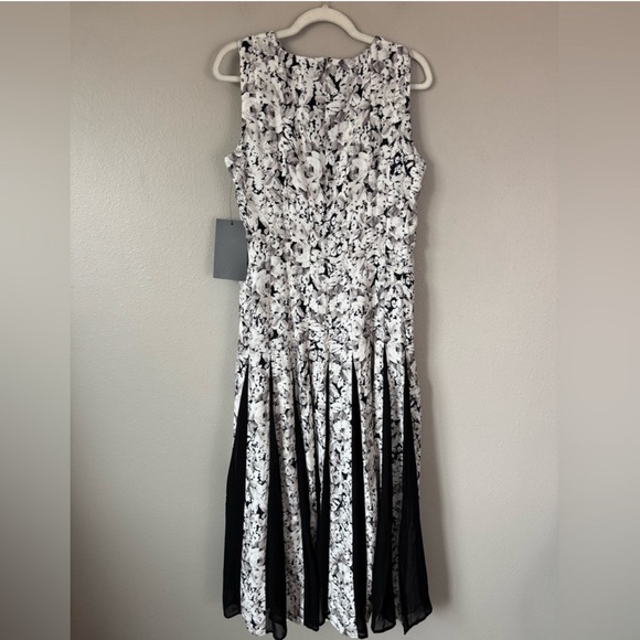 Tuckernuck Midnight Garden Dress Size 12 NWT Floral Pleated Sleeveless Midi - Picture 9 of 12